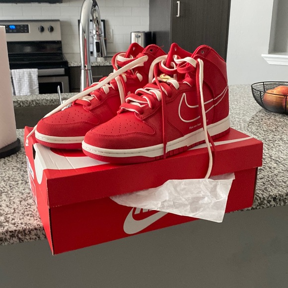 nike dunk high SE uni red size 10